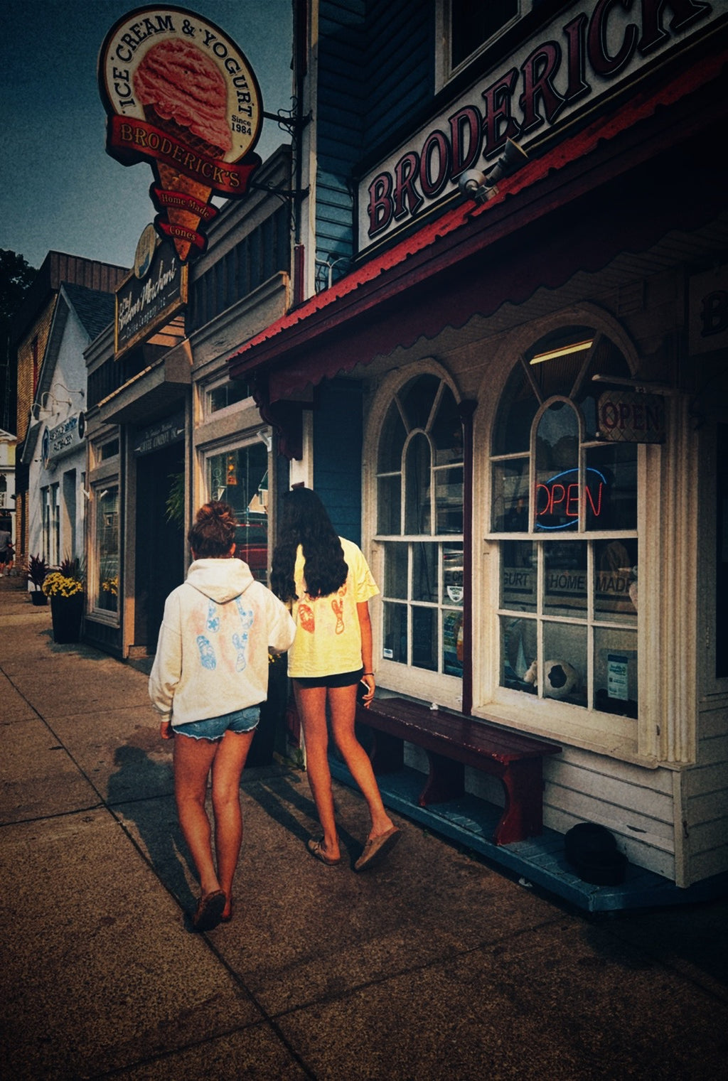 Beach days t-shirt in sunlight shores