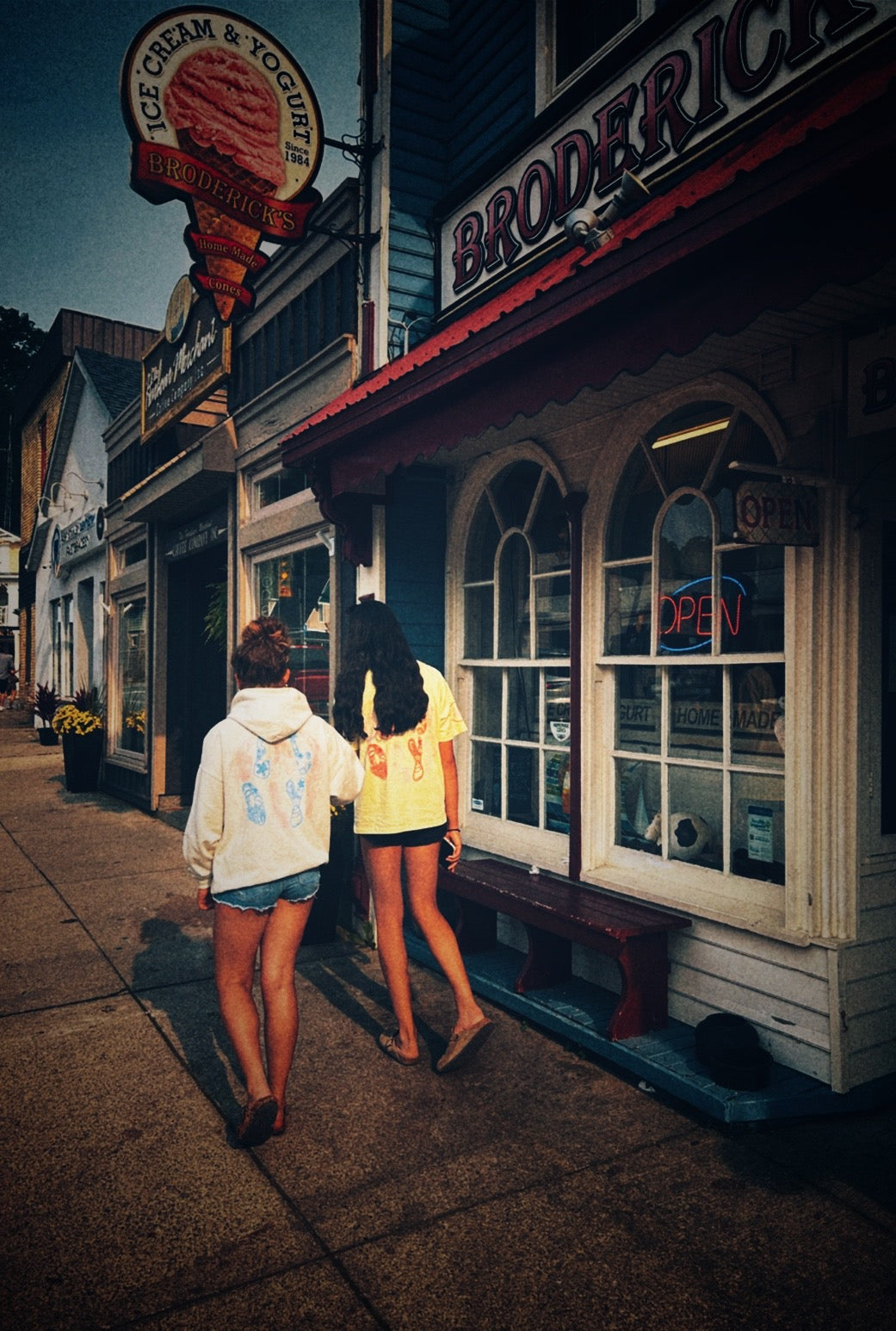 Beach days t-shirt in sunlight shores